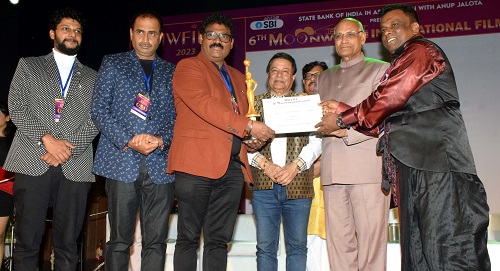 https://www.mangaloremirror.com/wp-content/uploads/2023/11/maharashtra-governor-ramesh-bais-presented-best-director-award-to-sudheer-attavar-for-his-film-mrityorma-at-6th-mwfiff.jpg